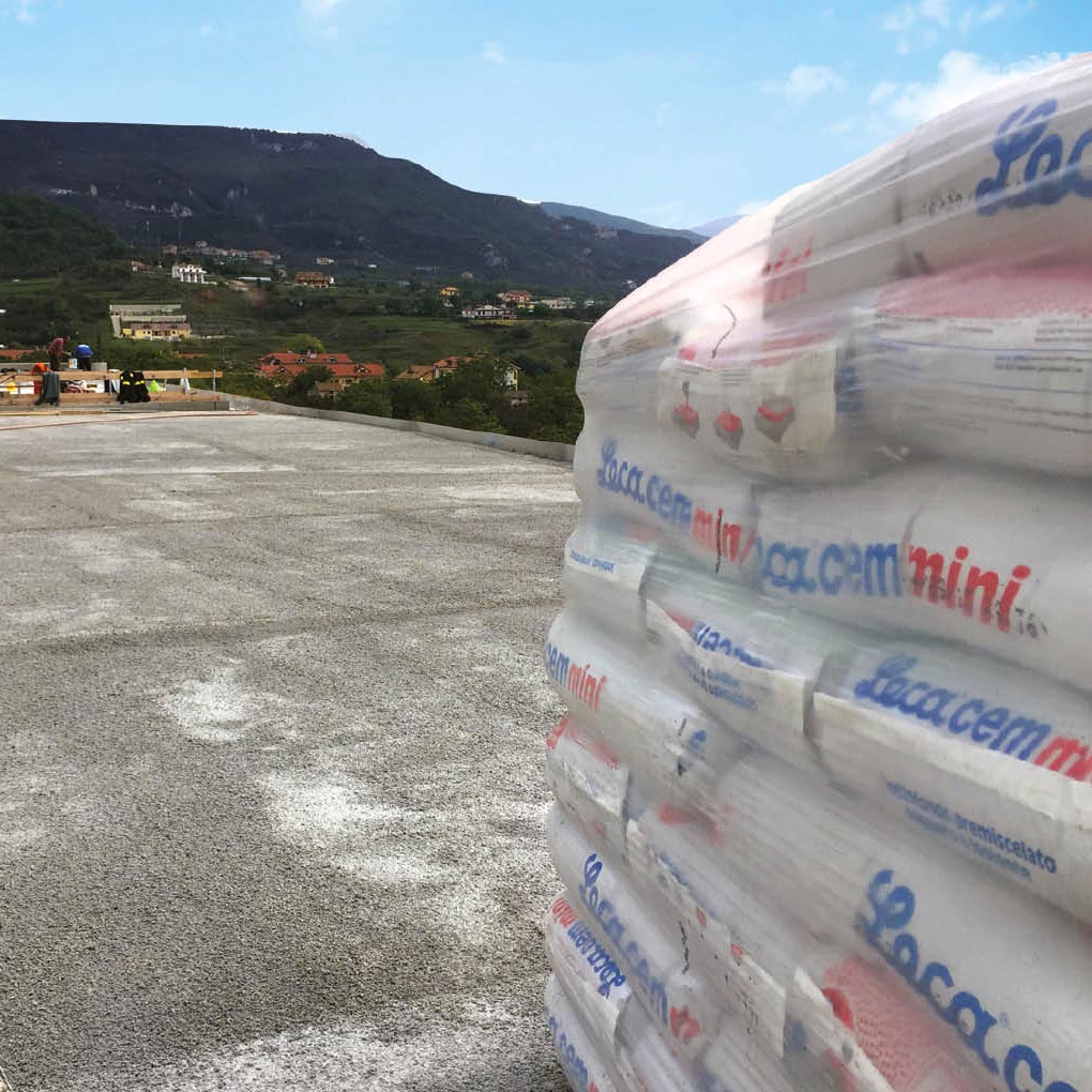 Lightweight and Insulating Roof Screed Laid to Falls
